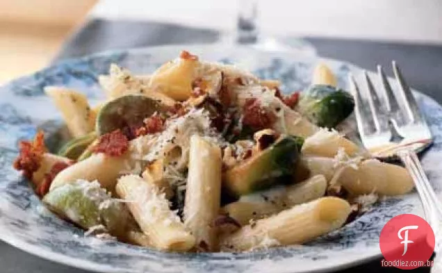 Penne com couve de Bruxelas e Bacon crocante