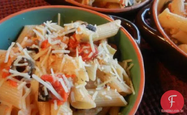 Penne com alcachofras e azeitonas pretas