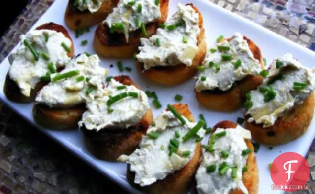Cheezy Alcachofra Crostini