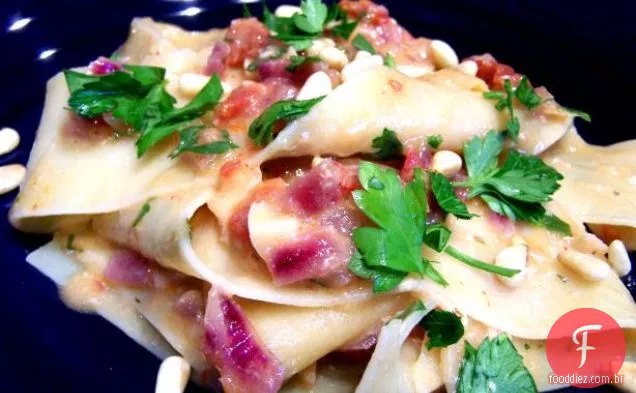 Pappardelle com alcachofras e tomates secos ao sol