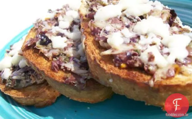 Tapenade-corações de alcachofra no pão francês