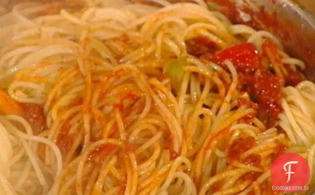 Espaguete Com Buraco e alcachofras: Bucatini al Ragu con Carciofi