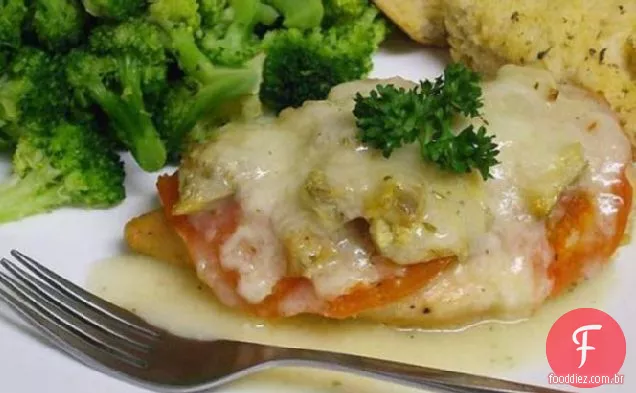 Costeletas de frango com alcachofras, tomate e mussarela