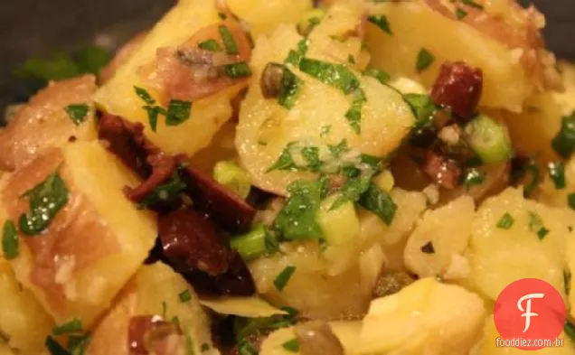 Salada de batata com alcaparras, azeitonas Kalamata e corações de alcachofra