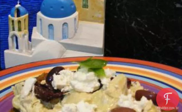 Mistura grega com alcachofras, azeitonas pretas e queijo Feta