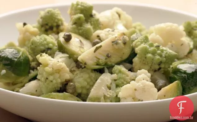 Couve-flor e couve de Bruxelas salada com mostarda-manteiga de alcaparras