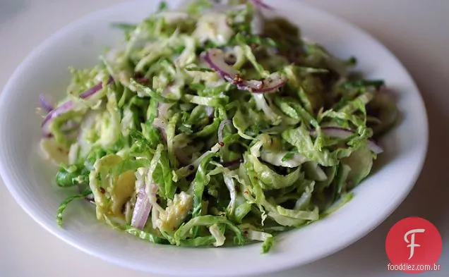 Salada De Broto De Bruxelas Raspada Com Cebola Roxa, Limão E Pecorino