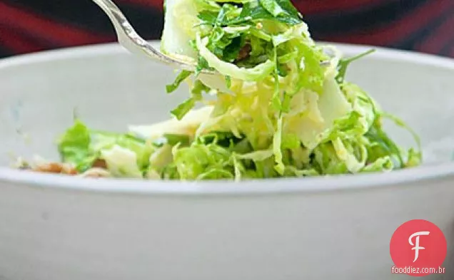 Salada de couve de Bruxelas raspada com vinagrete Dijon