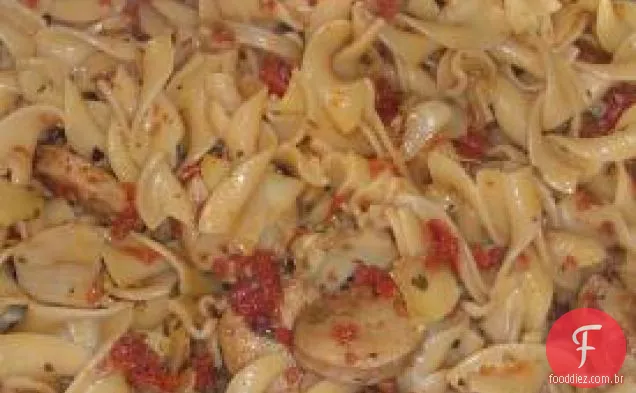 Salsicha, Alcachofra E Tomate Seco Ao Sol Com Macarrão