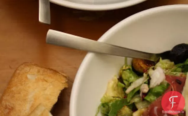Pecorino E Salada De Broto De Bruxelas Com Vinagrete De Framboesa