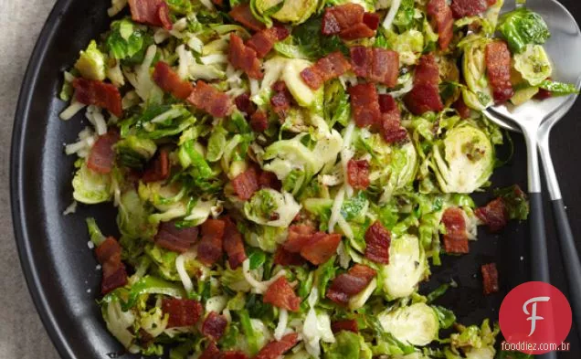 Slaw quente do broto de Bruxelas com Bacon