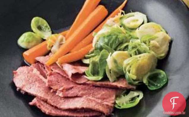 Ale-receita de carne enlatada refogada, couve de Bruxelas e cenoura