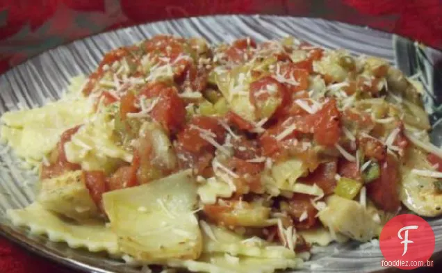 Ravioli de queijo com tomate fresco e molho de alcachofra