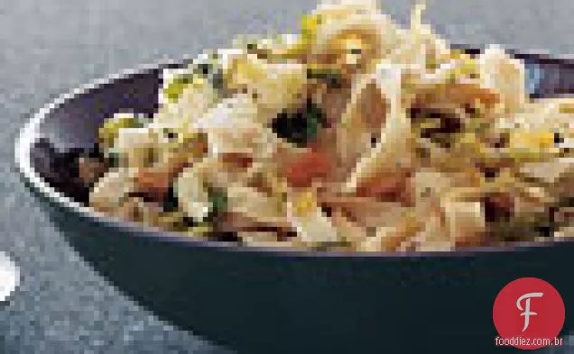 Fettuccine com couves de Bruxelas e pinhões