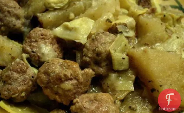 Salsicha e alcachofras de fogão lento de estilo grego