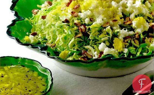 Salada de couve de Bruxelas raspada com vinagrete cítrico