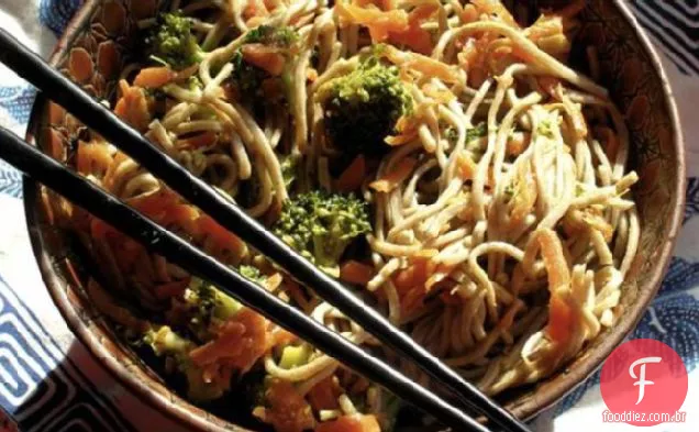 Brócolis picante e macarrão Soba refogados