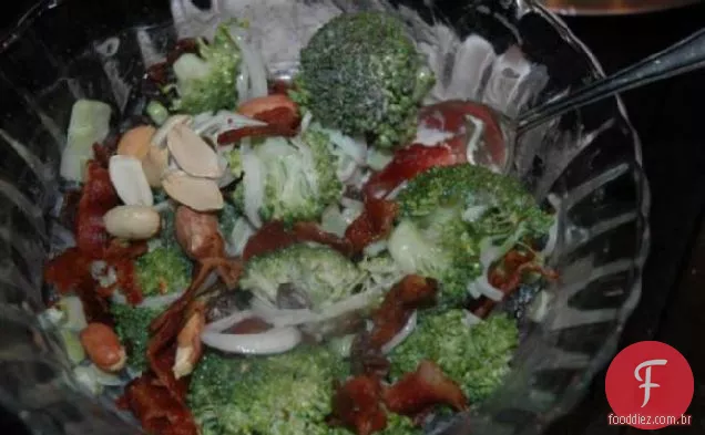 Salada de brócolis Carolyn