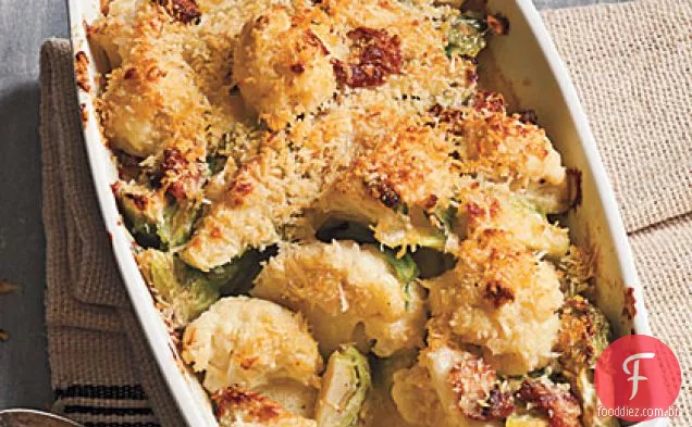 Couve de Bruxelas com cobertura crocante e gratinado de couve-flor
