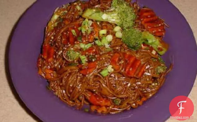 Soba em molho de sementes de gergelim torrado