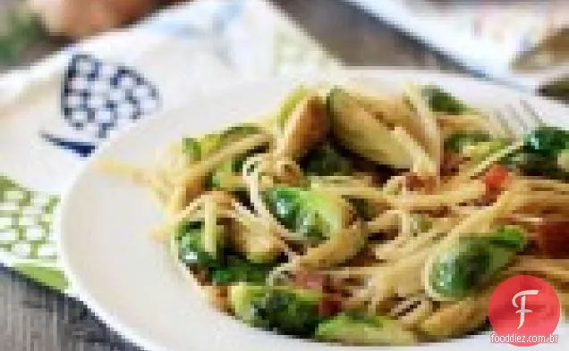 Linguine Com Couve De Bruxelas, Bacon E Chalotas Caramelizadas