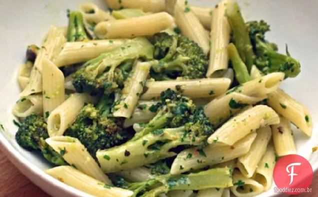 Penne de Diane Rossen Worthington com brócolis assado e pistache Gremolata