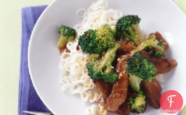 Carne e brócolis salteados