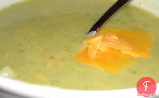 Sopa de Cheddar de batata com brócolis e couve-flor
