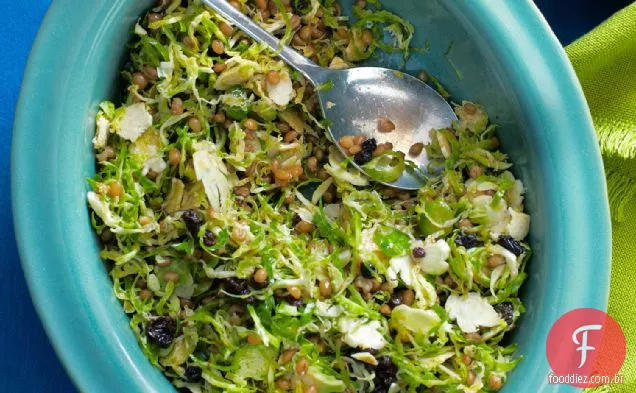 Couve de Bruxelas e Baga De Trigo Slaw com molho de páprica defumado