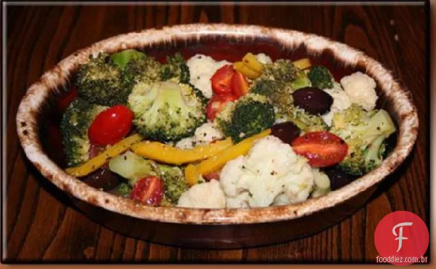 Legumes marinados em um molho de alho
