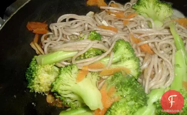 Brócolis e macarrão Soba