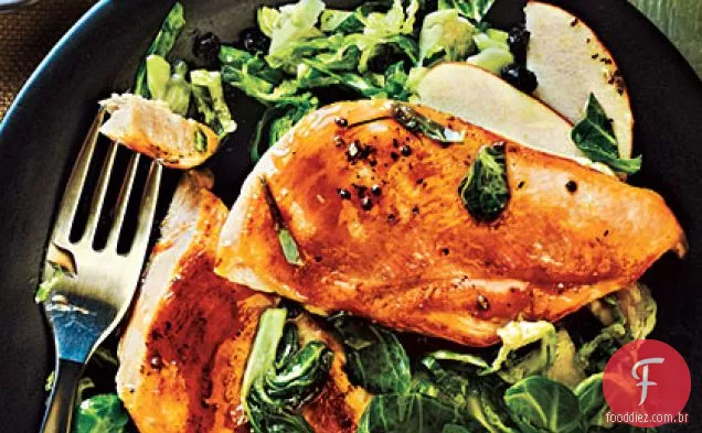 Frango envidraçado com Maple com maçã-Brussels Sprout Slaw