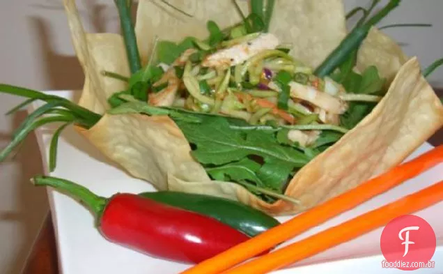 Salada de frango tailandesa em uma tigela de Rolinho Primavera