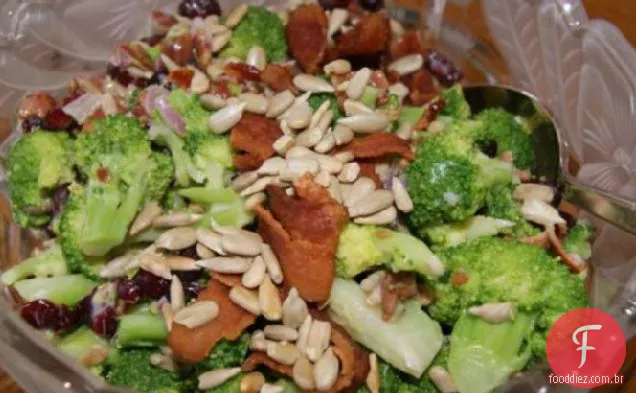 Salada de brócolis Trisha Yearwood