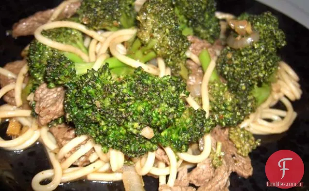 Fantástico frigideira carne e brócolis Lo Mein
