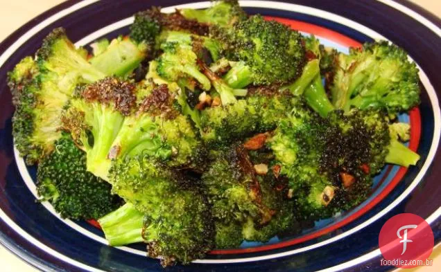 Crunch De Brócolis Com Molho Cremoso De Amêndoa