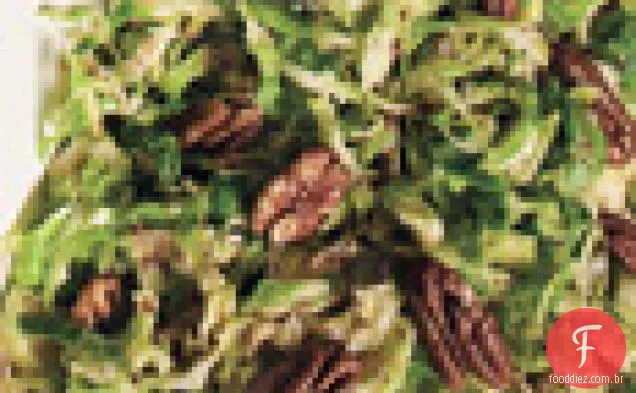 Bruxelas Sprout Slaw com molho de mostarda e nozes vidradas de bordo