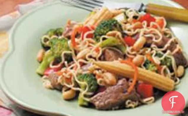 Carne com macarrão Ramen
