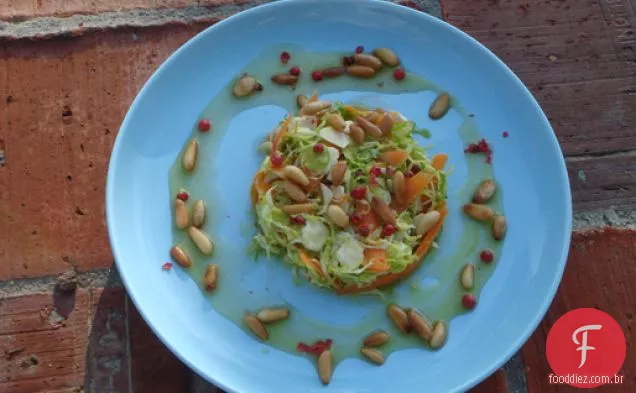 Salada Crua Desfiada Das Couves De Bruxelas Com Pimenta Vermelha E Ho