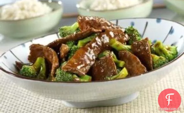 Carne frita e brócolis