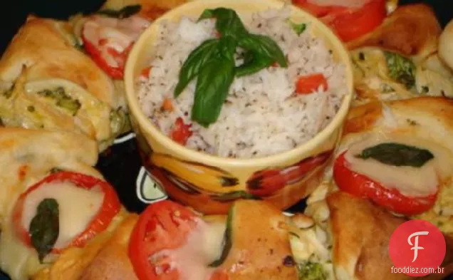 Grinalda crescente de frango, brócolis e queijo