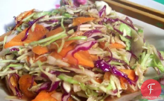 Linda Asiática salada de repolho