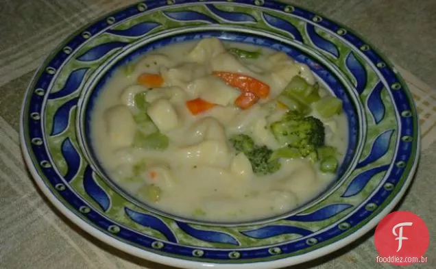 Tortellini e sopa vegetal