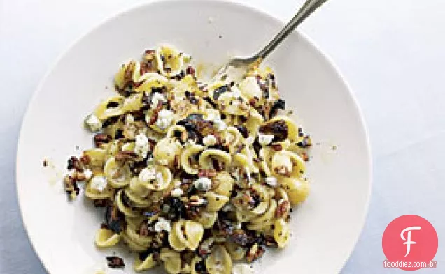 Orecchiette com couves de Bruxelas, gorgonzola e manteiga marrom