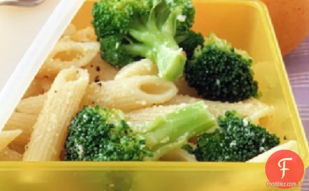 Salada de macarrão e brócolis