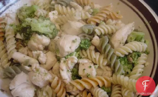 Macarrão de brócolis de limão Xakk com frango