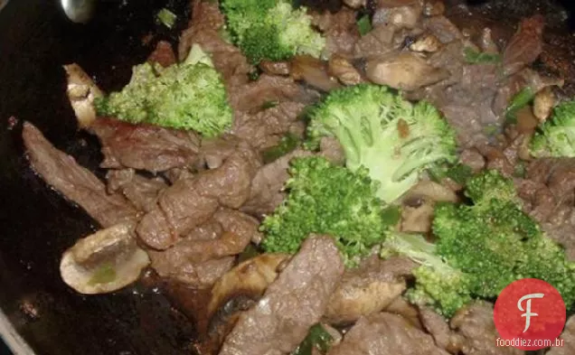 Mexa a carne de alho frita com brócolis