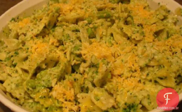 Macarrão com Gravata borboleta / vegetais verdes em molho de leitelho