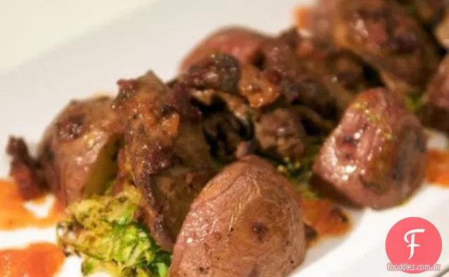 Geléia cítrica-fígados de frango vitrificados com batatas assadas e couve de Bruxelas crocante