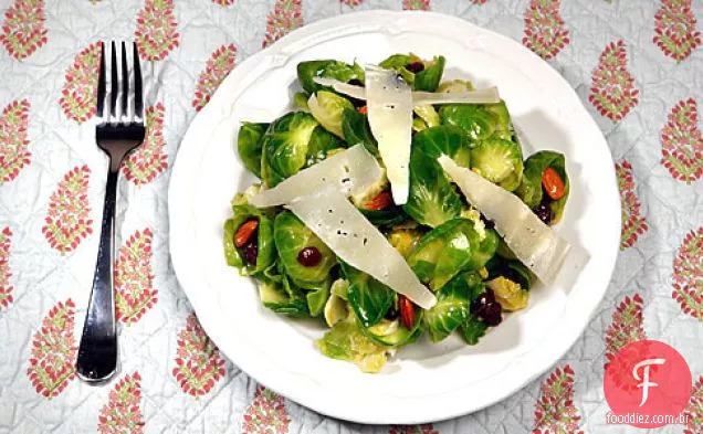 Salada de Broto de Bruxelas do La Grande Orange Café com mostarda Vin